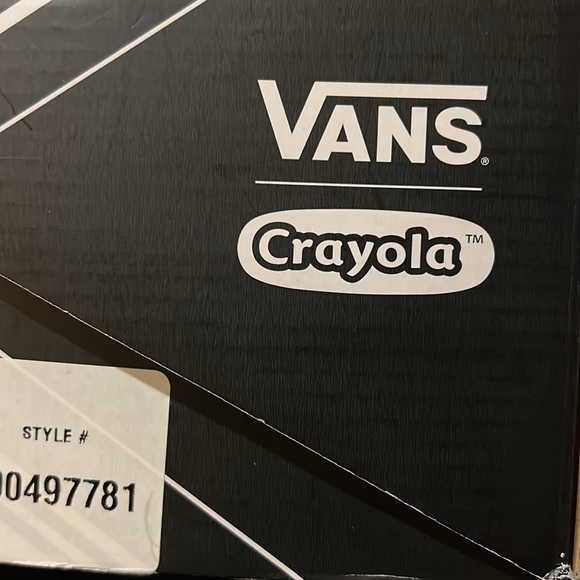 Brand New in Box Limited Edition Crayola Comfycush Old Size 7 - Picture 2 of 7